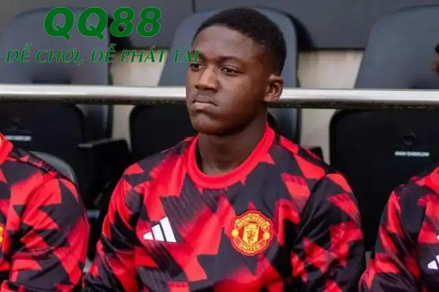 Hình ảnh Kobbie Mainoo ngồi im trên ghế dự bị đang trở nên quá quen thuộc ở mùa giải năm nay.